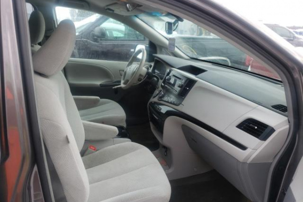 фото TOYOTA SIENNA