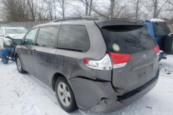 фото TOYOTA SIENNA