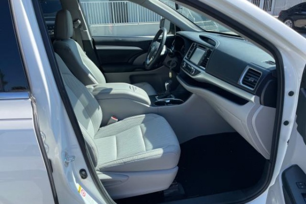 фото Toyota HIGHLANDER LE