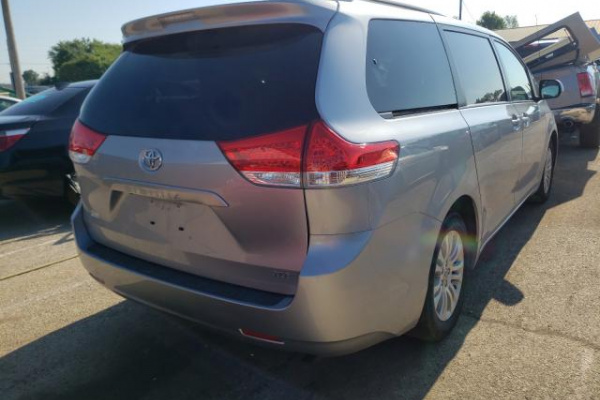 фото TOYOTA SIENNA