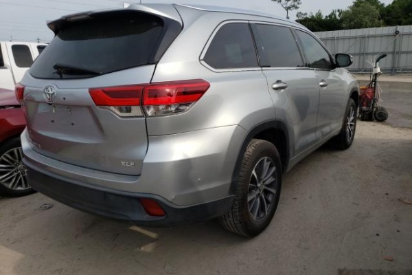 фото Toyota HIGHLANDER SE