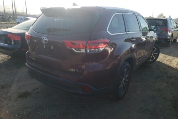 фото Toyota HIGHLANDER SE