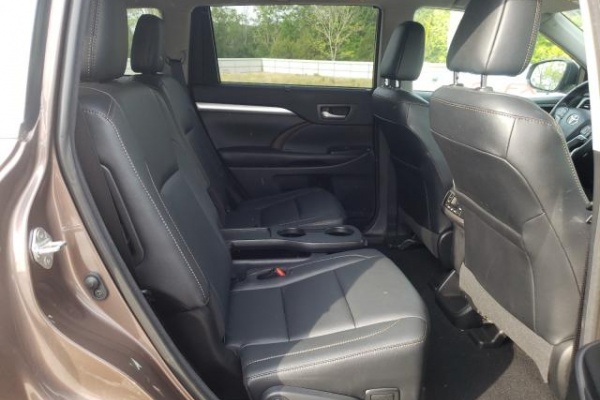 фото Toyota HIGHLANDER SE