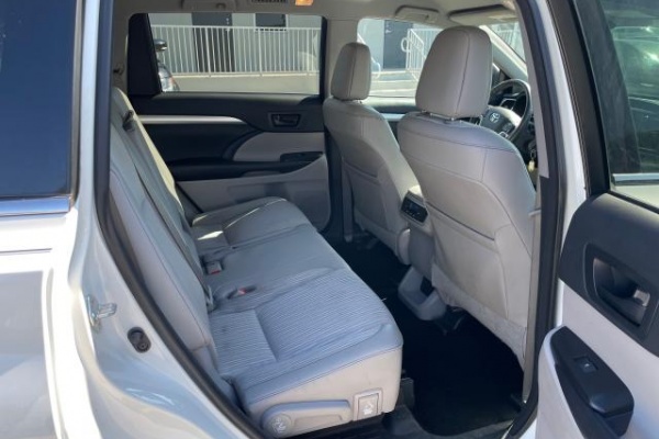 фото Toyota HIGHLANDER LE