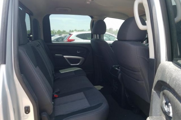 фото Nissan Titan SV