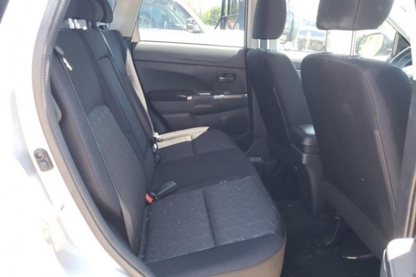 фото Mitsubishi OUTLANDER SPORT SE