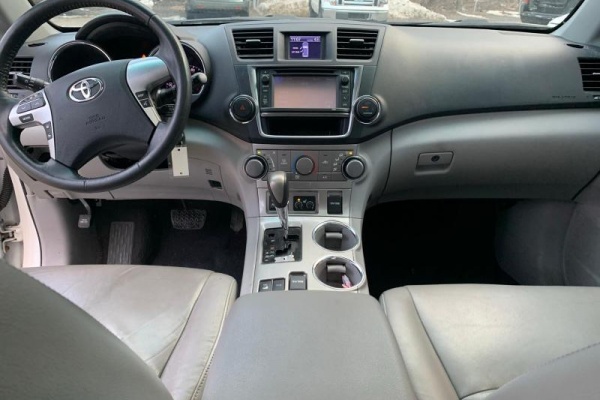 фото Toyota HIGHLANDER BASE