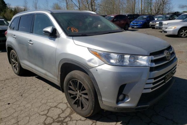 фото Toyota HIGHLANDER SE