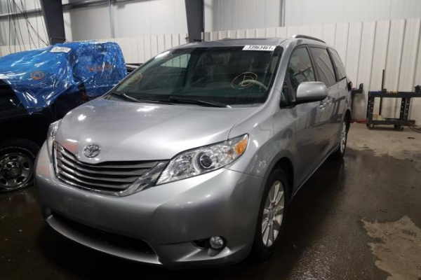 фото TOYOTA SIENNA