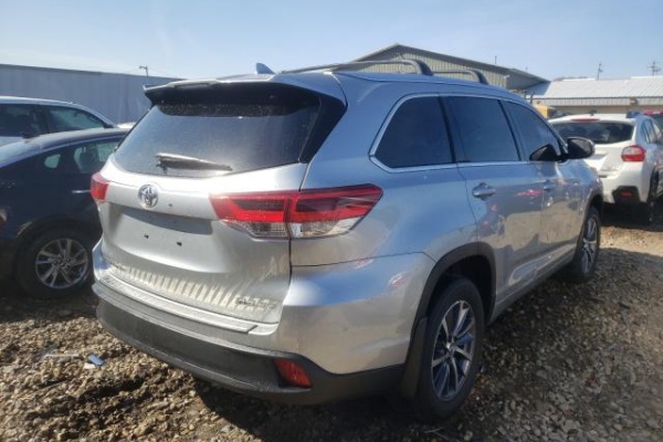 фото Toyota HIGHLANDER SE