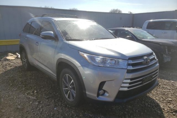 фото Toyota HIGHLANDER SE