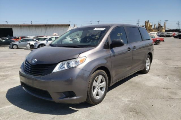 фото TOYOTA SIENNA