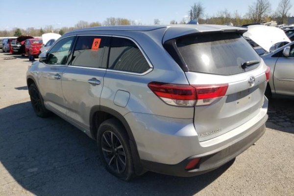 фото Toyota HIGHLANDER SE