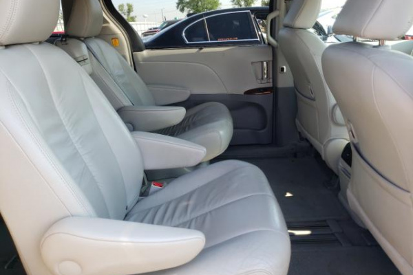 фото TOYOTA SIENNA