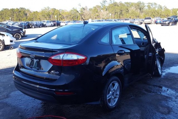 фото Ford Fiesta SE