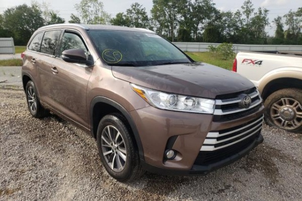 фото Toyota HIGHLANDER SE