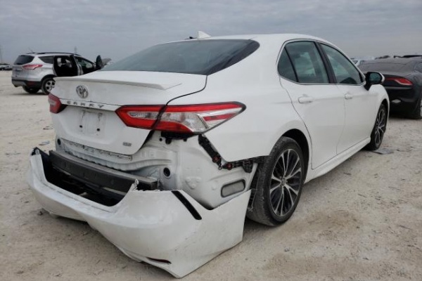 фото Toyota Camry se 2020