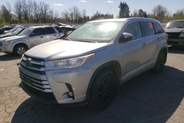 фото Toyota HIGHLANDER SE