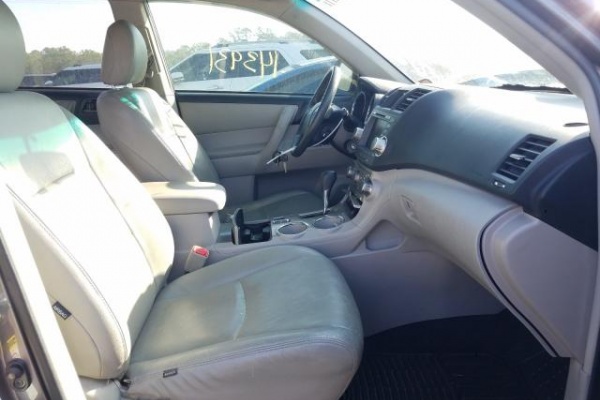 фото Toyota HIGHLANDER BASE