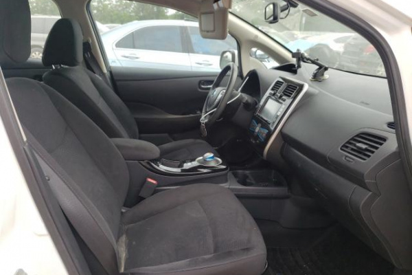 фото NISSAN LEAF