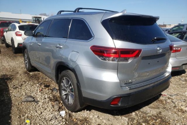 фото Toyota HIGHLANDER SE