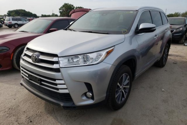 фото Toyota HIGHLANDER SE