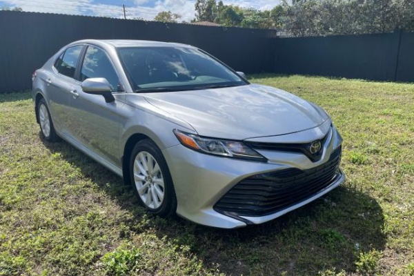 фото Toyota Camry LE