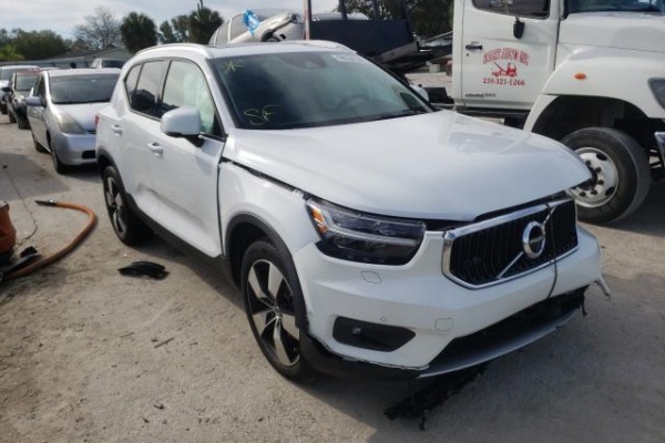 фото Volvo XC40 T5 MOMENTUM