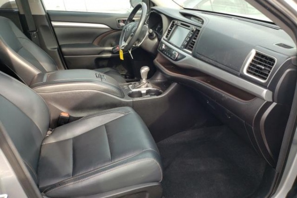 фото Toyota HIGHLANDER SE