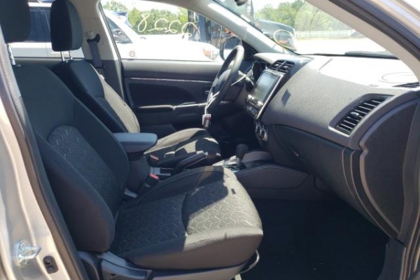 фото Mitsubishi OUTLANDER SPORT SE