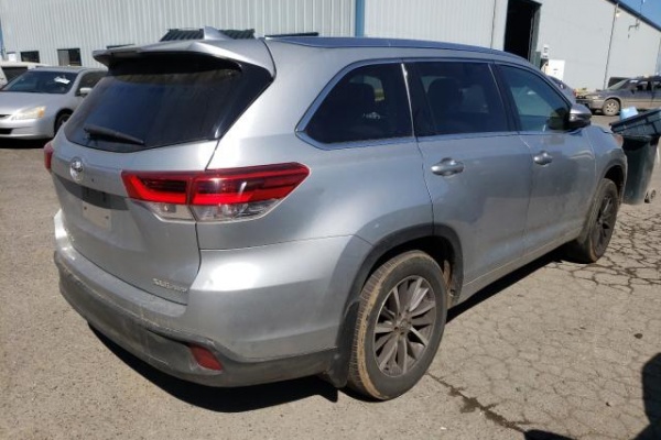 фото Toyota HIGHLANDER SE