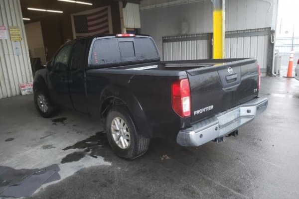 фото Nissan Frontier SV