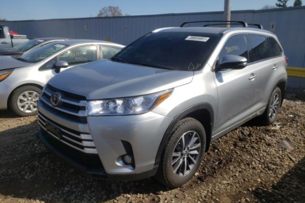 фото Toyota HIGHLANDER SE