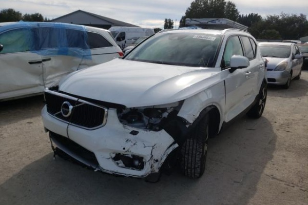 фото Volvo XC40 T5 MOMENTUM