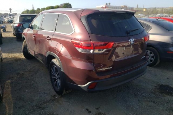 фото Toyota HIGHLANDER SE