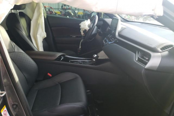 фото TOYOTA C-HR XLE