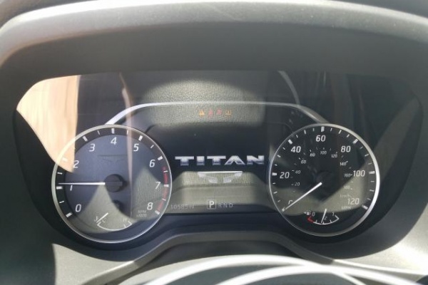 фото Nissan Titan SV