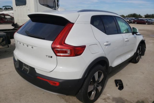 фото Volvo XC40 T5 MOMENTUM