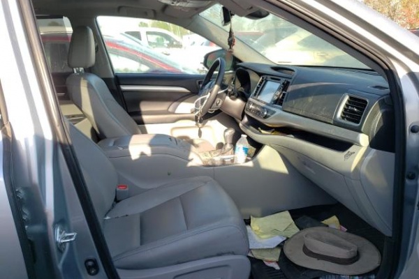 фото Toyota HIGHLANDER SE