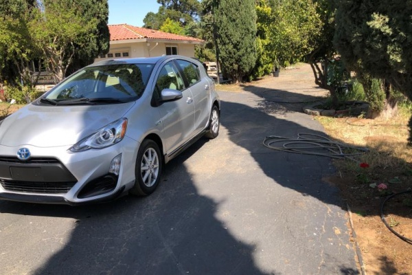 фото Toyota Prius C